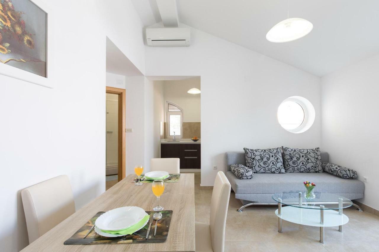 Apartments Nino Malinska Exterior photo
