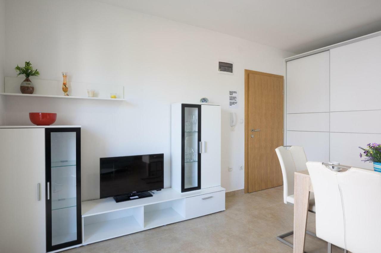 Apartments Nino Malinska Exterior photo