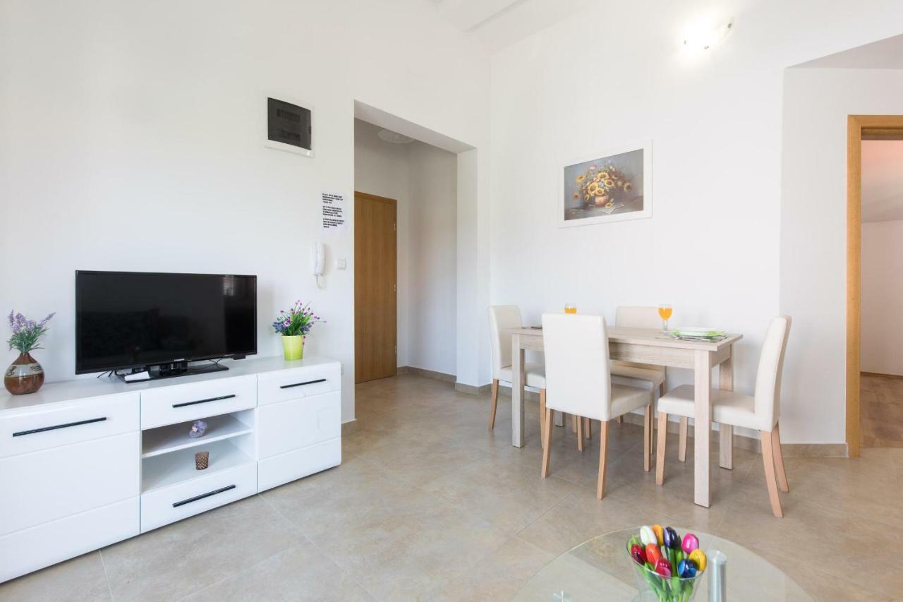 Apartments Nino Malinska Exterior photo